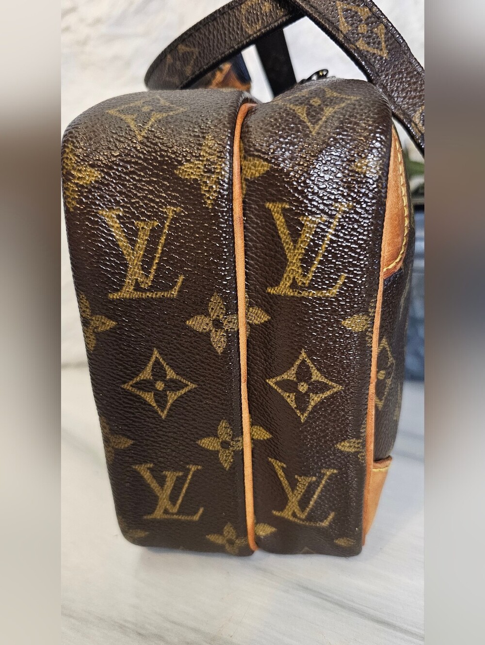 Louis Vuitton Monogram Amazone Crossbody - Picture 5 of 16